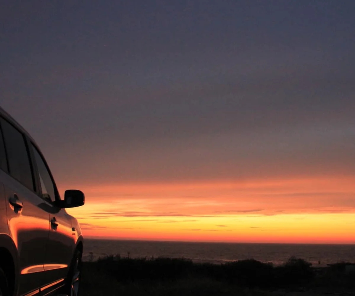 Automobile al tramonto