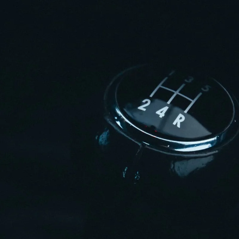 Dettaglio del cambio di un'automobile