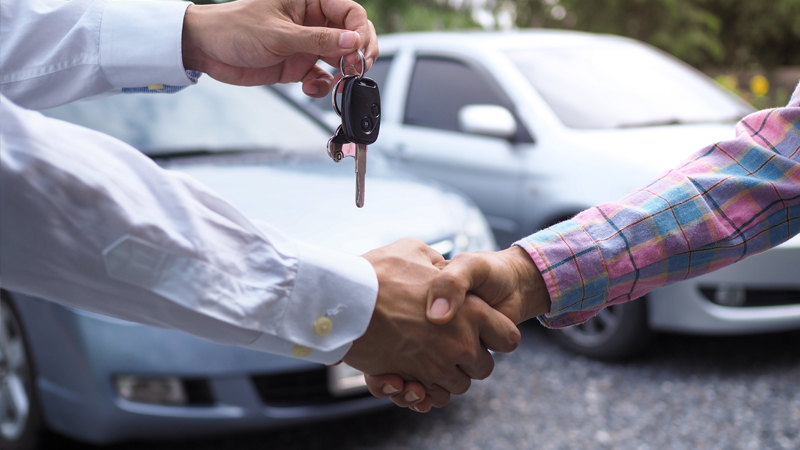Consegna delle chiavi dopo la vendita di un'auto usata